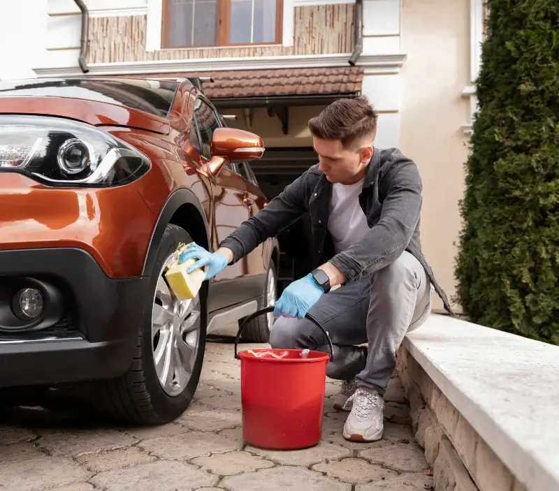 Lavage auto à domicile Groslée-Saint-Benoit : professionnel intervenant sur un véhicule